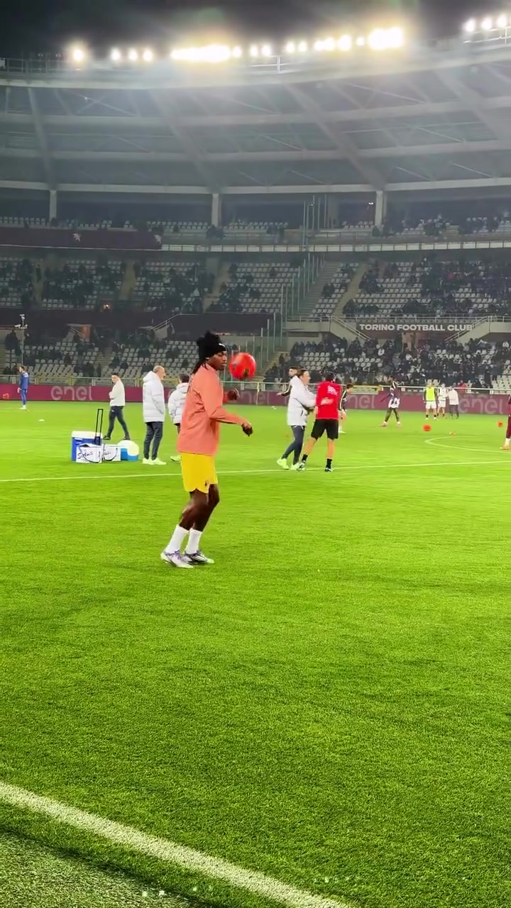 [精彩剪辑]顶级球感！一起来欣赏莱奥赛前的热身环节！