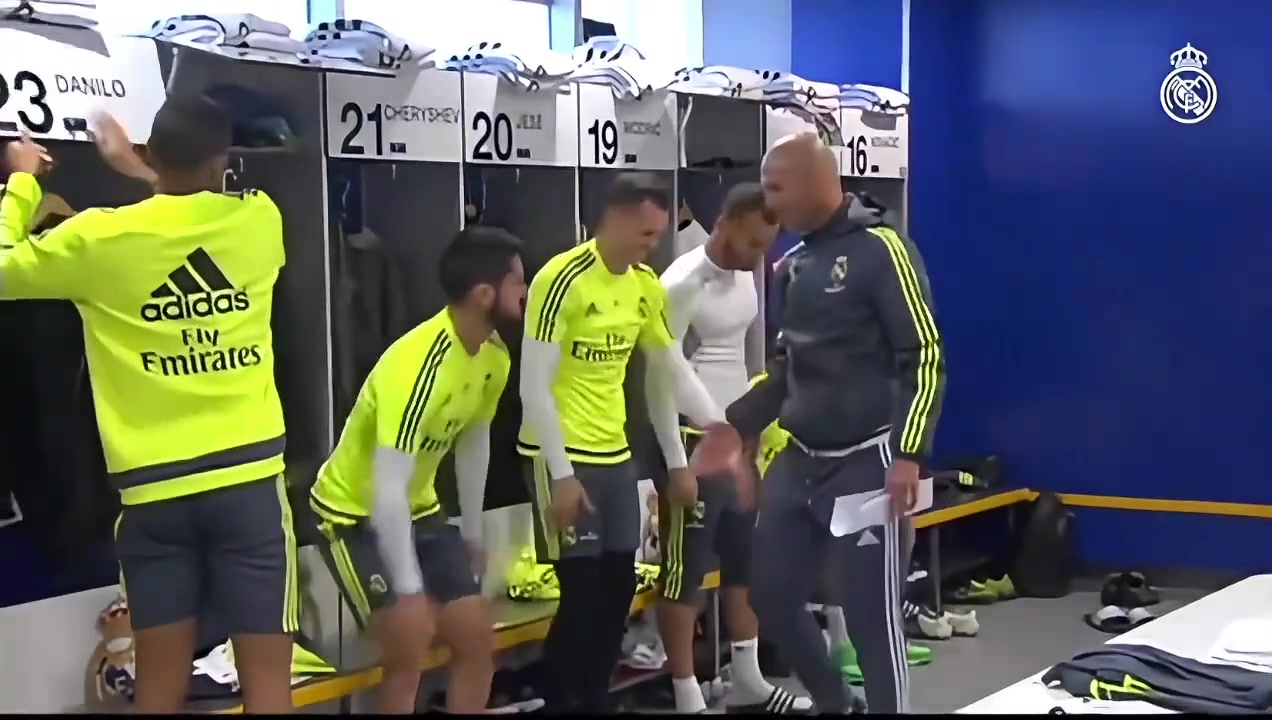 [球迷看点]大佬的气质！当年齐达内进入皇马更衣室时，众多球星起身握手~