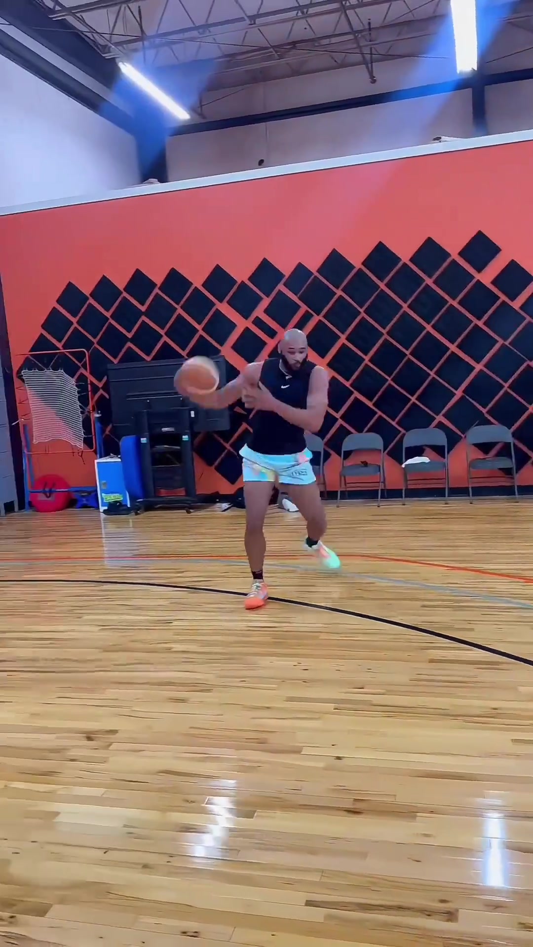 [推荐视频]哥们，你这脚步估计能把裁判CPU干烧了！