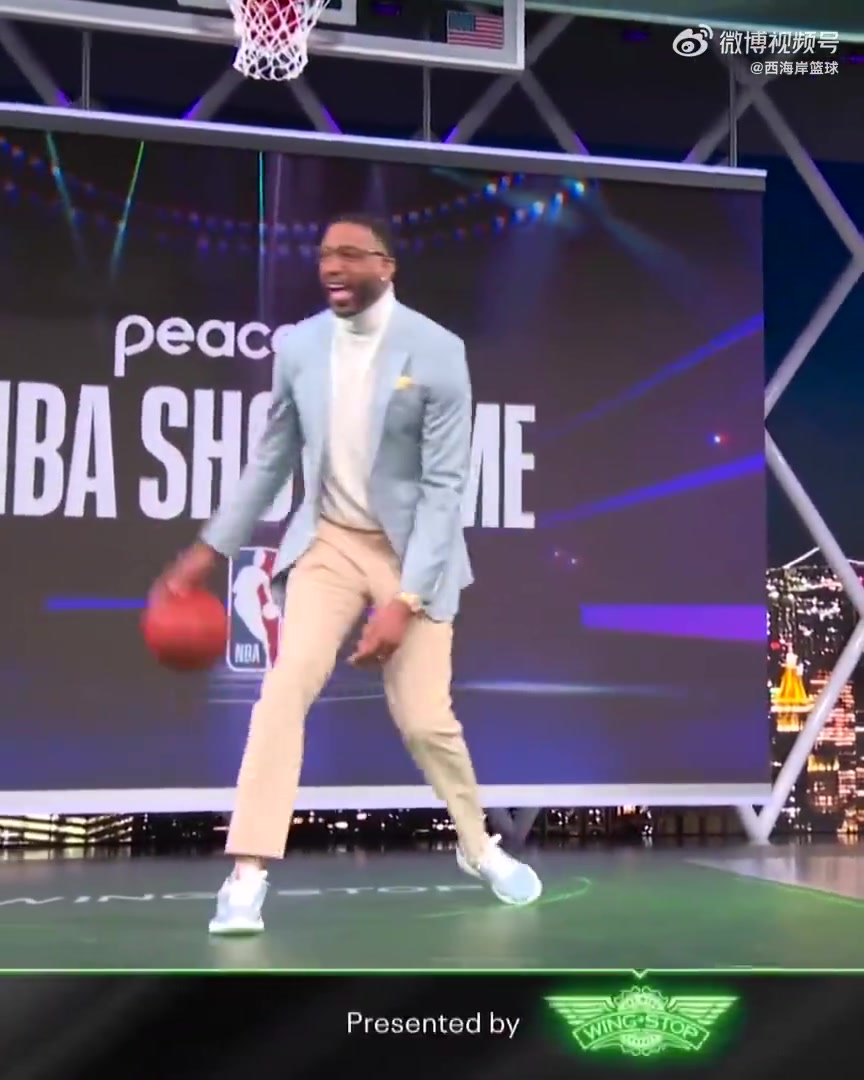 这节奏和球感都还在啊！麦迪在节目现场秀了一波胯下运球~~