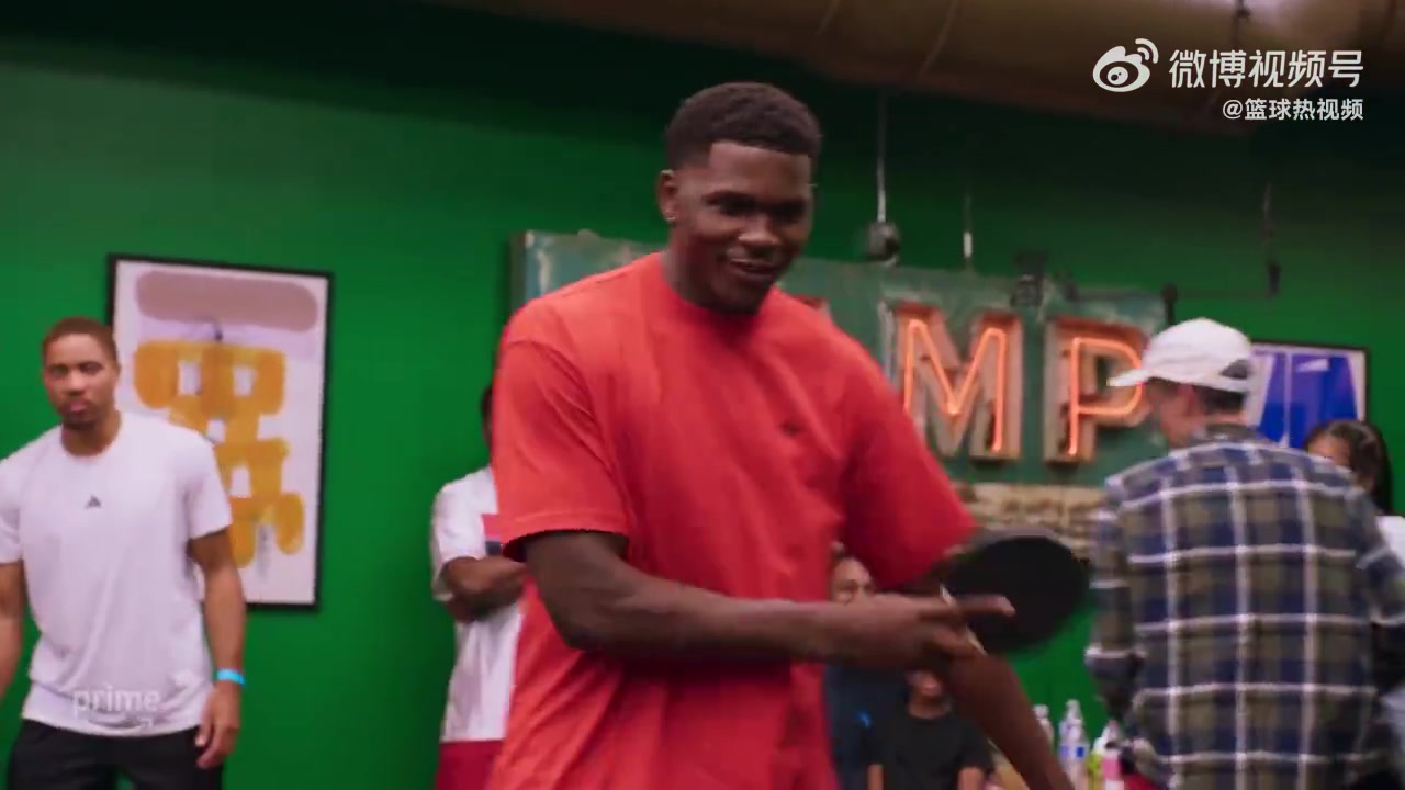 [精彩剪辑]爱德华兹打乒乓球是种什么体验？对面的妹子是美国华