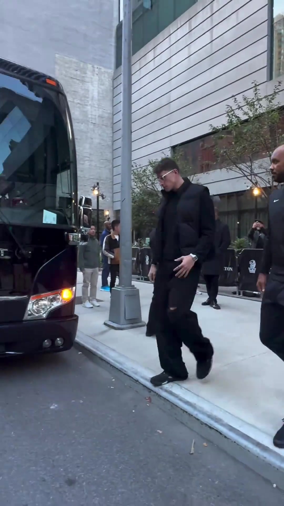 黑色是一种最有态度的颜色，NBA球星穿搭秀吧友们觉得谁最酷？