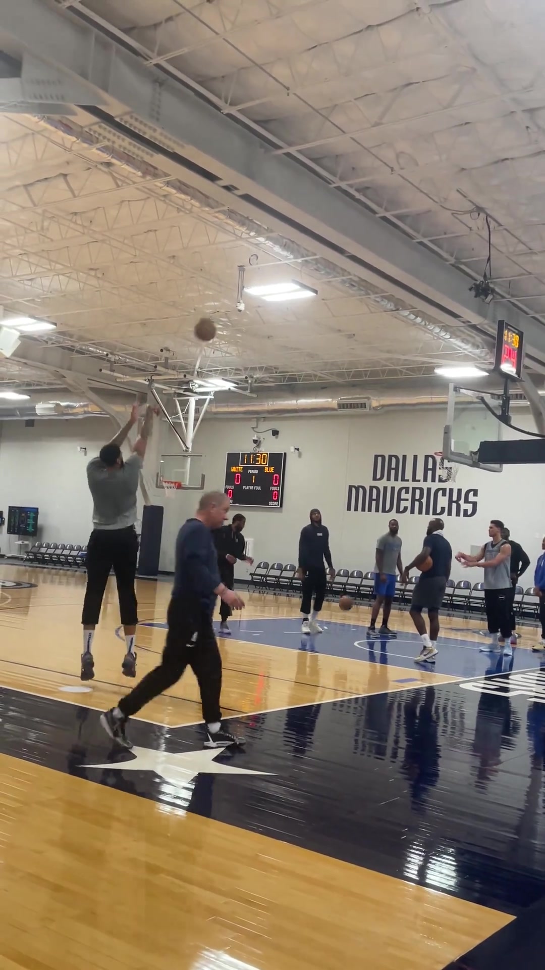 安东尼·戴维斯在独行侠队的训练中投篮练习