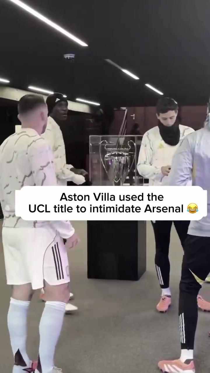 [体育头条]赛前维拉队在球员通道向阿森纳队展示他们的欧冠奖杯
