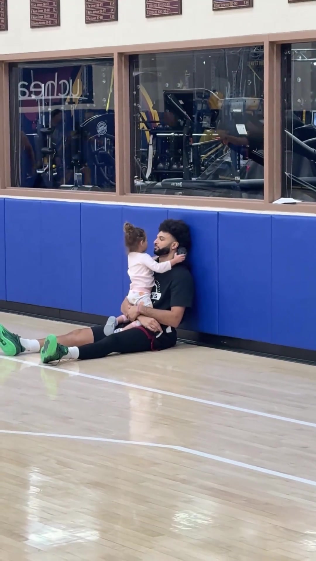 掘金队训练日，贾马尔穆雷和他的女儿的温馨时刻