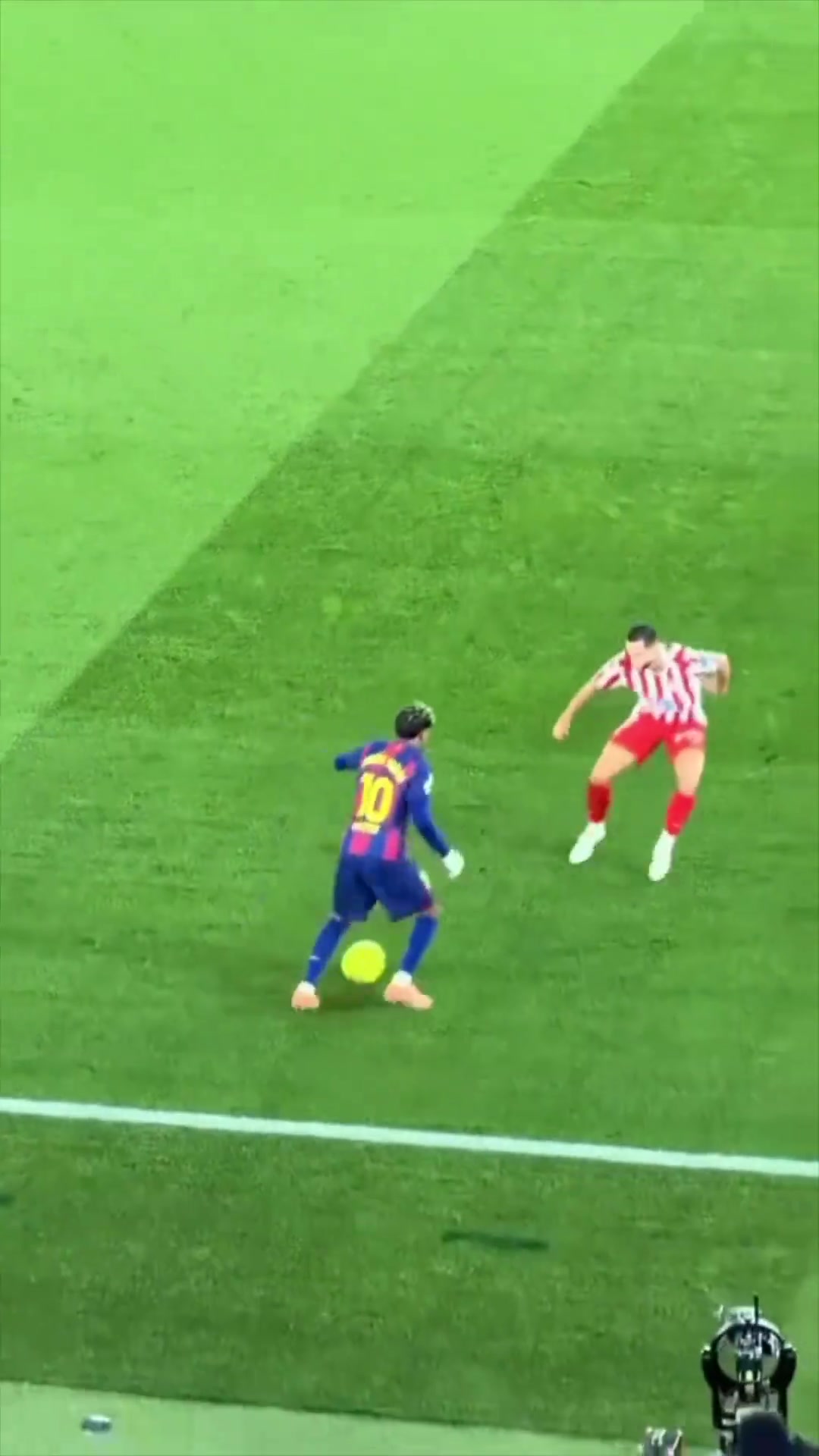 这过人也太轻松了吧！近距离看亚马尔1v2连续踩单车突入禁区！