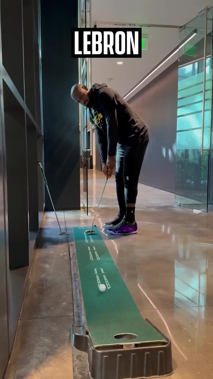 湖人队的推杆大比！吧友们觉得谁的水平高呢？