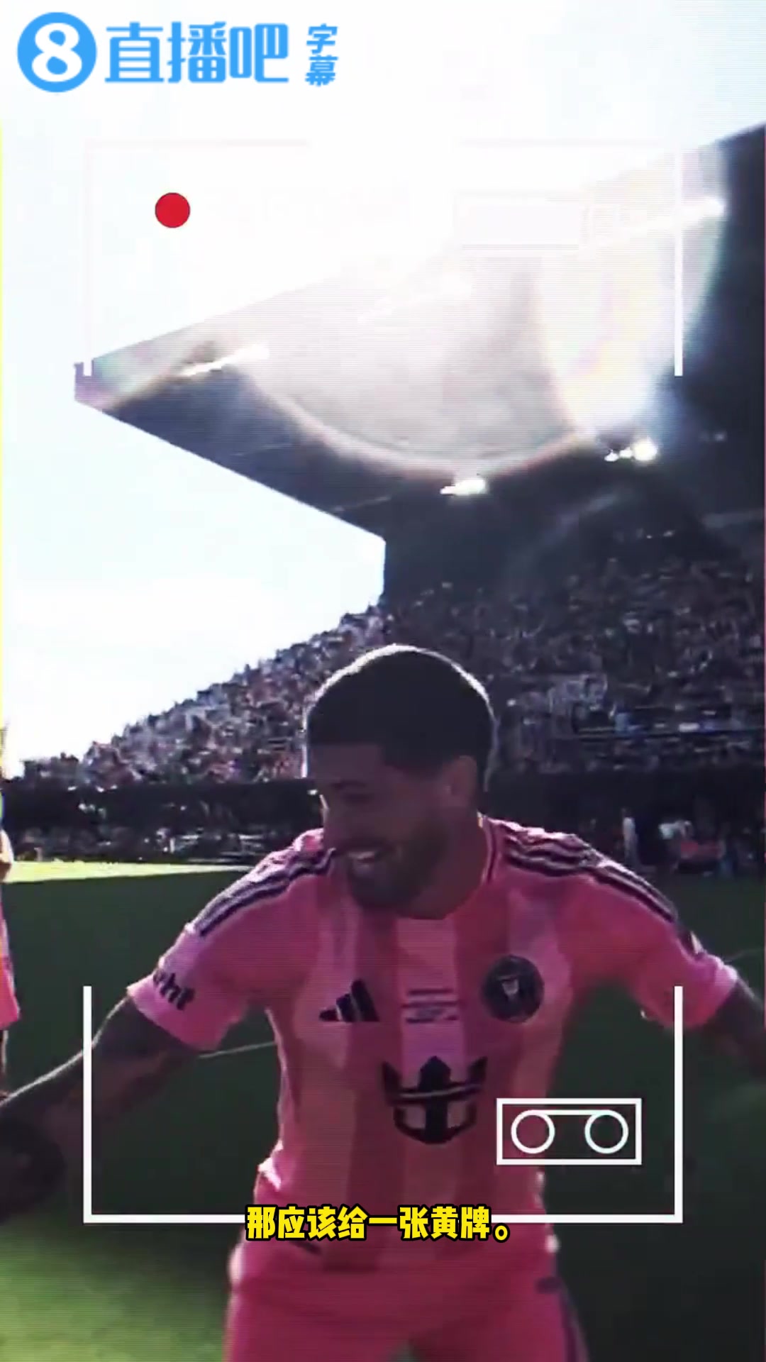 [你怎么看？]少见！裁判的摄像机捕捉到梅西用英语说道：没有犯