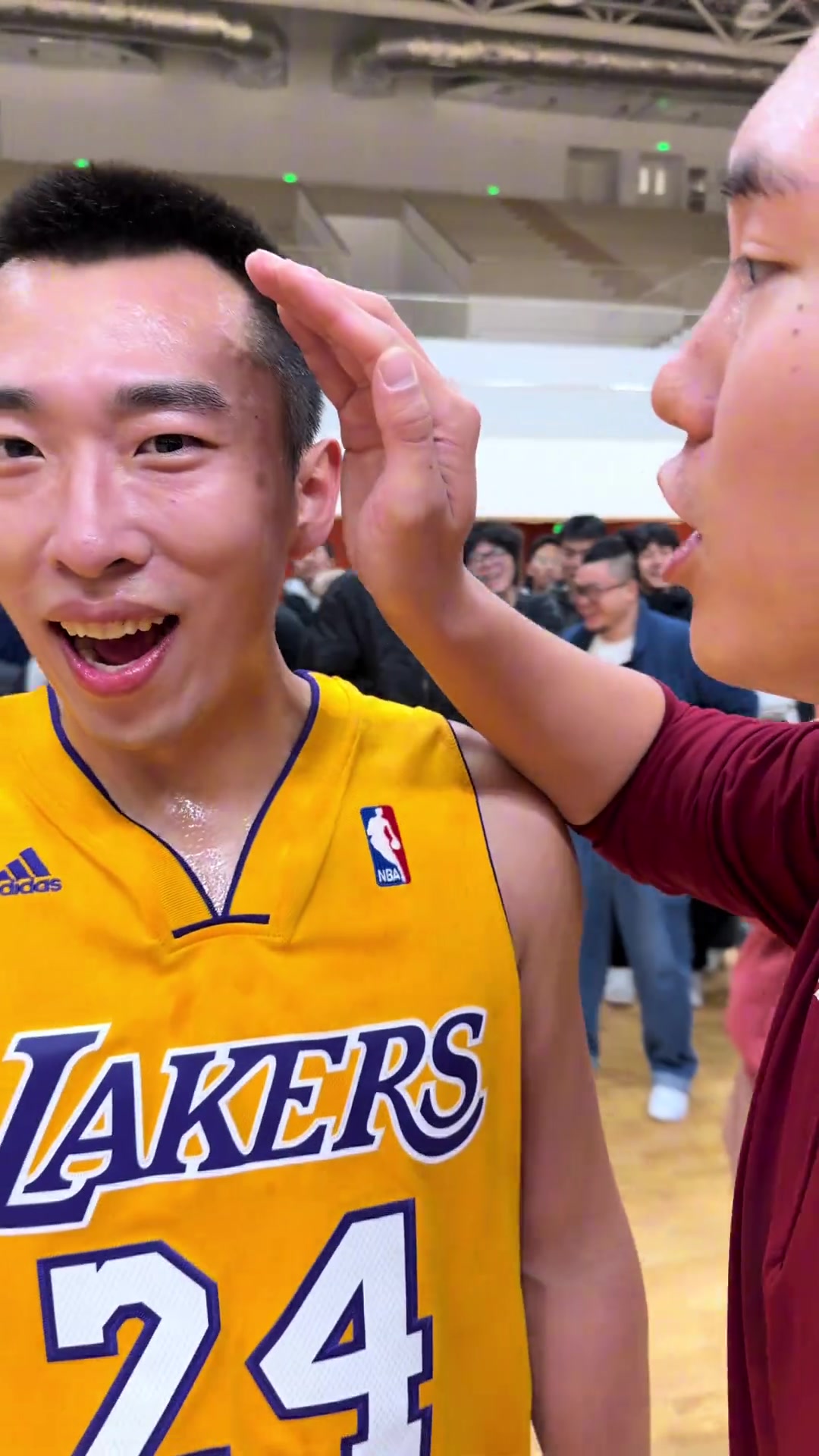 【球场爆发瞬间】都有点水平！詹密和科密线下1v1单挑 还挺和