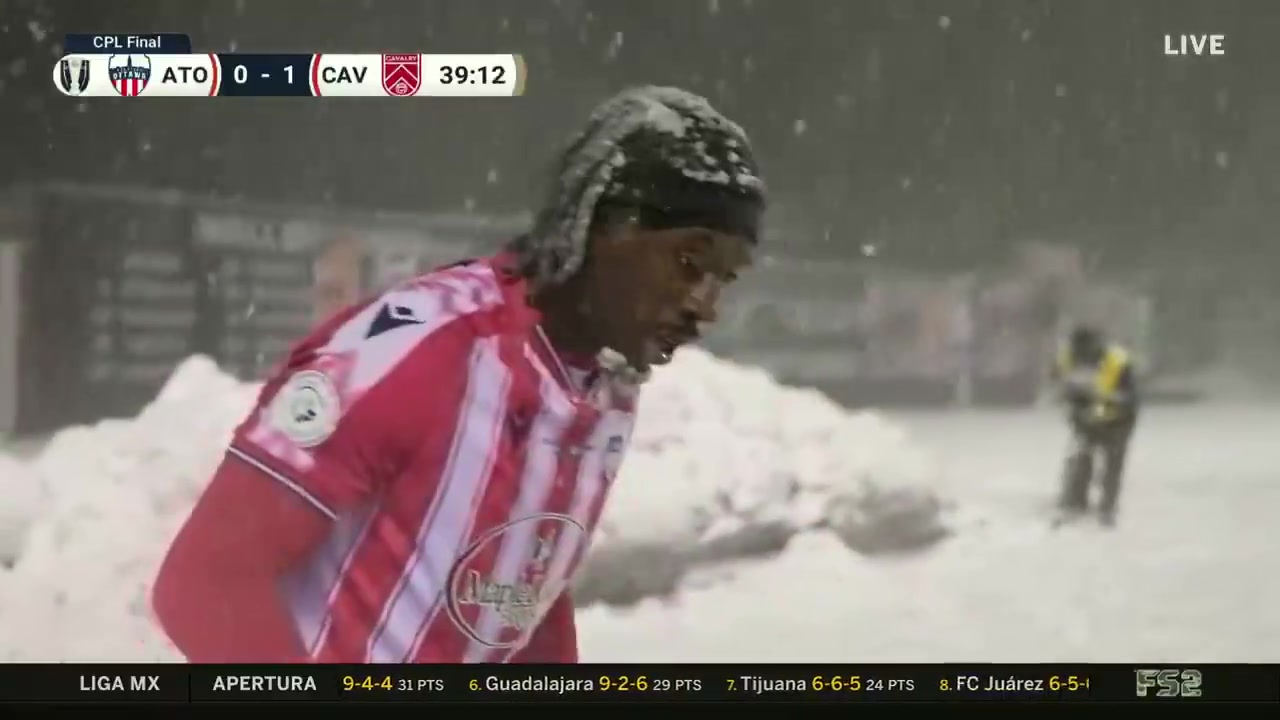 [足球]雪天来了一脚精彩绝伦的倒钩破门！加拿大联赛的顶级氛围！