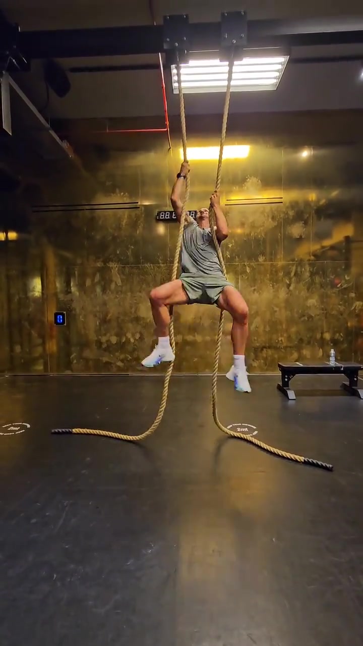 【足球】“上帝”的攀爬？！伊布晒出自己的健身视频，这臂力是真猛！