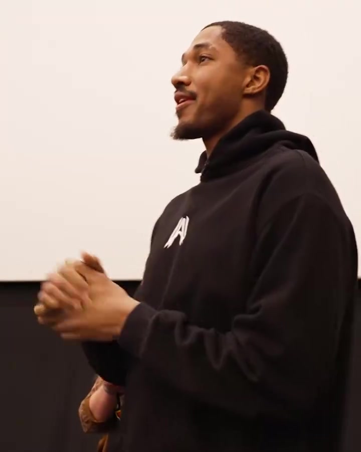 【推荐】谁的童年！阿隆维金斯和小朋友们一起看海绵宝宝！