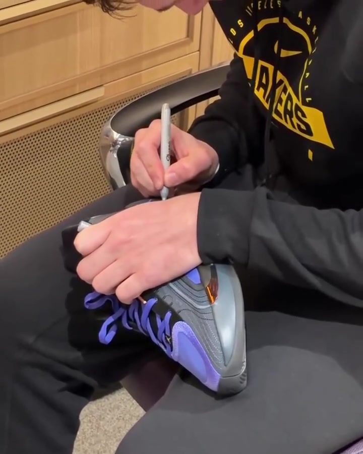 [值得一看]东契奇在球鞋上写下两个女儿的名字❤