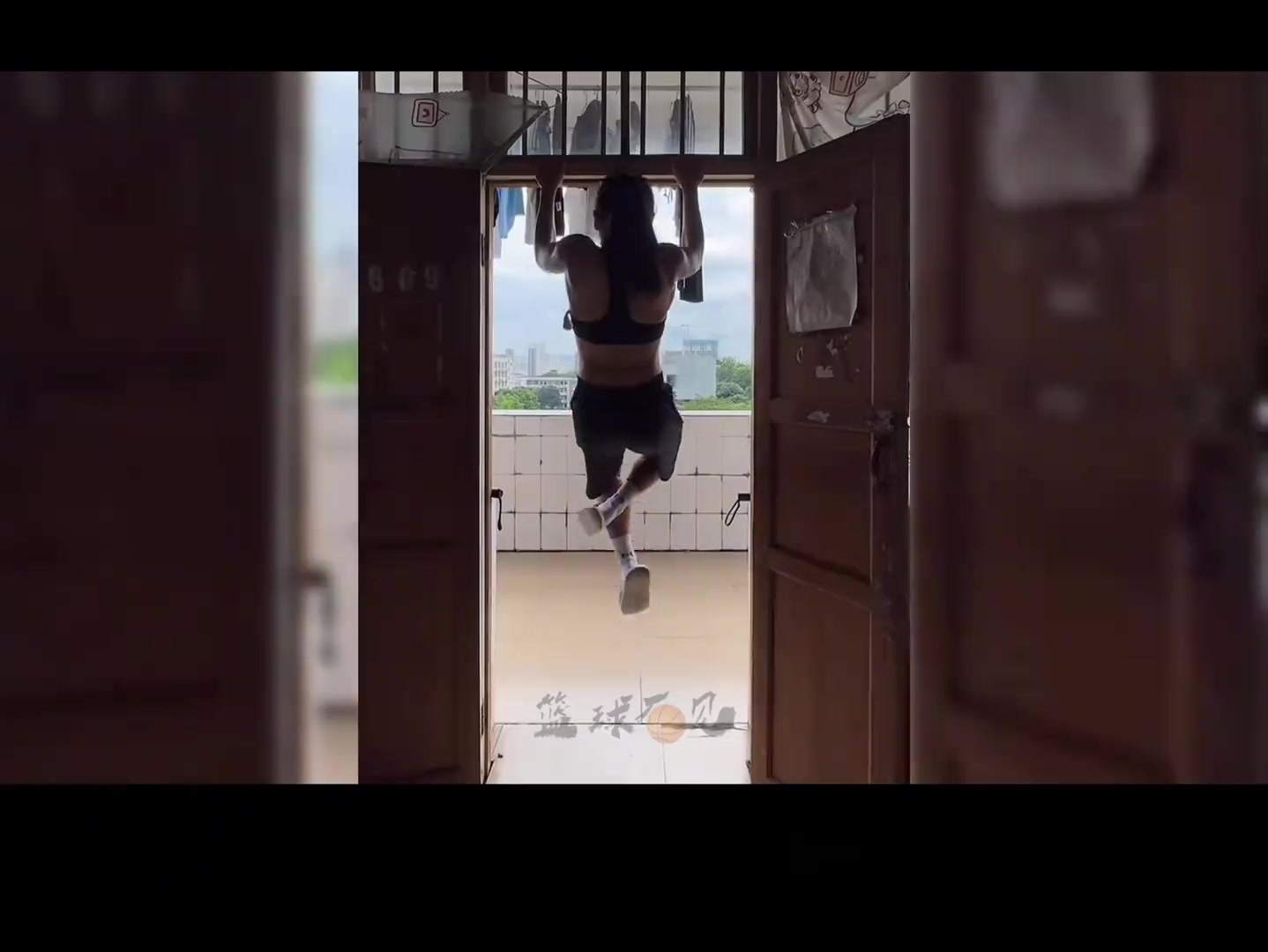 身高156cm，60kg杠铃高翻能做5个！小镇女孩如何能让央媒排队转发