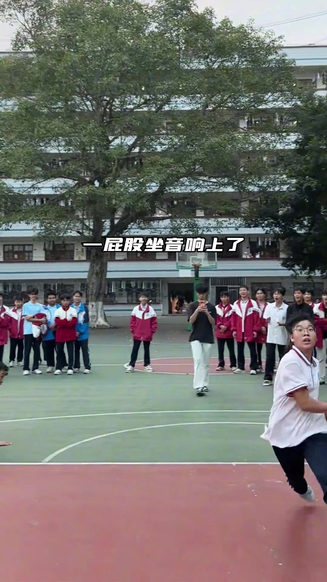 【值得一看】天赋异禀好苗子！吧友们你身边哥们球场1v1能打赢