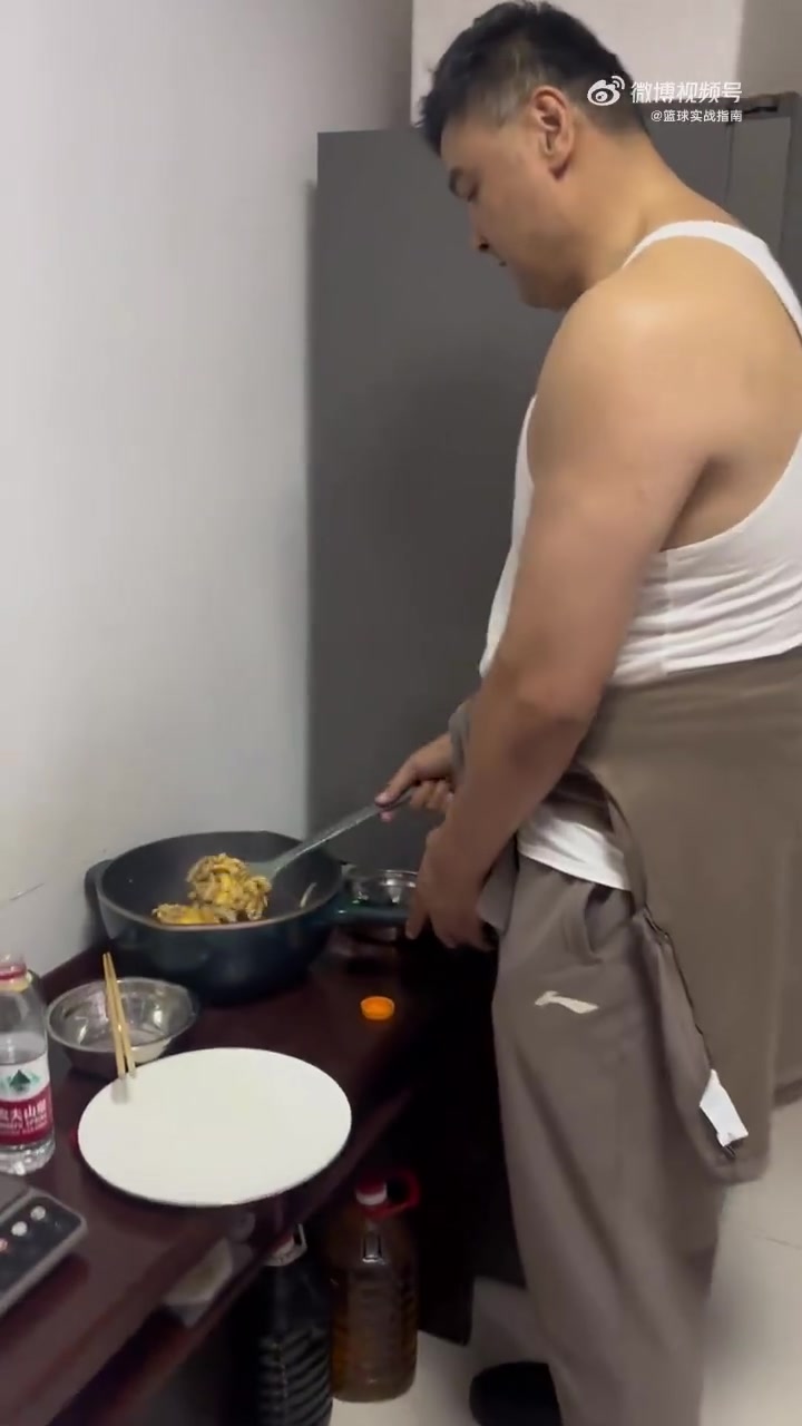 在战神刘玉栋面前，感觉这些锅碗瓢盆都小了一号