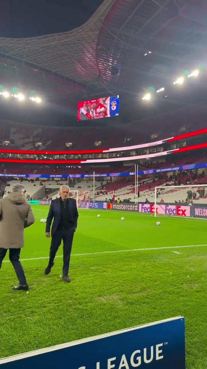 欧冠2连胜！赛后穆里尼奥听到球迷的呼唤，满足他们的合影要求