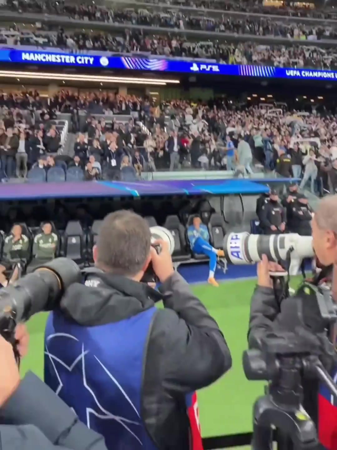 赛前记者们的“长枪短炮”都对着替补席上的姆巴佩