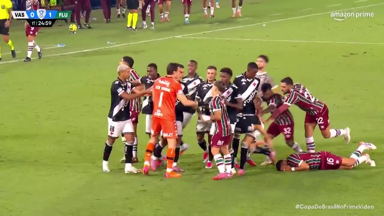 巴西杯赛场球员冲突混战一团！主裁判硬是一张牌也没有掏！