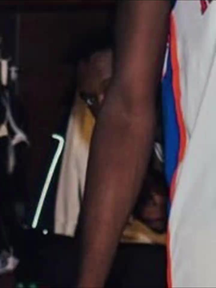 总是在合影中被“孤立”的球队老大！布伦森真是太逗了！