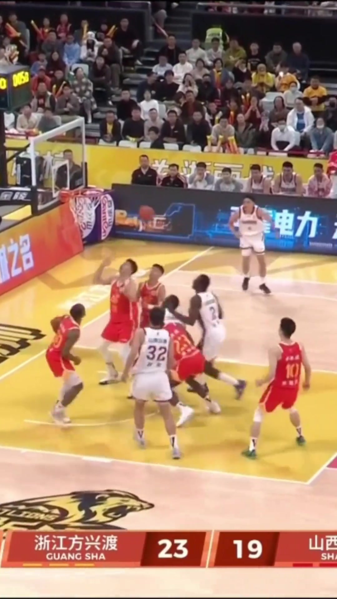 迅如闪电啊！广厦外援桑普森仅用4秒，就完成一条龙压哨暴扣！