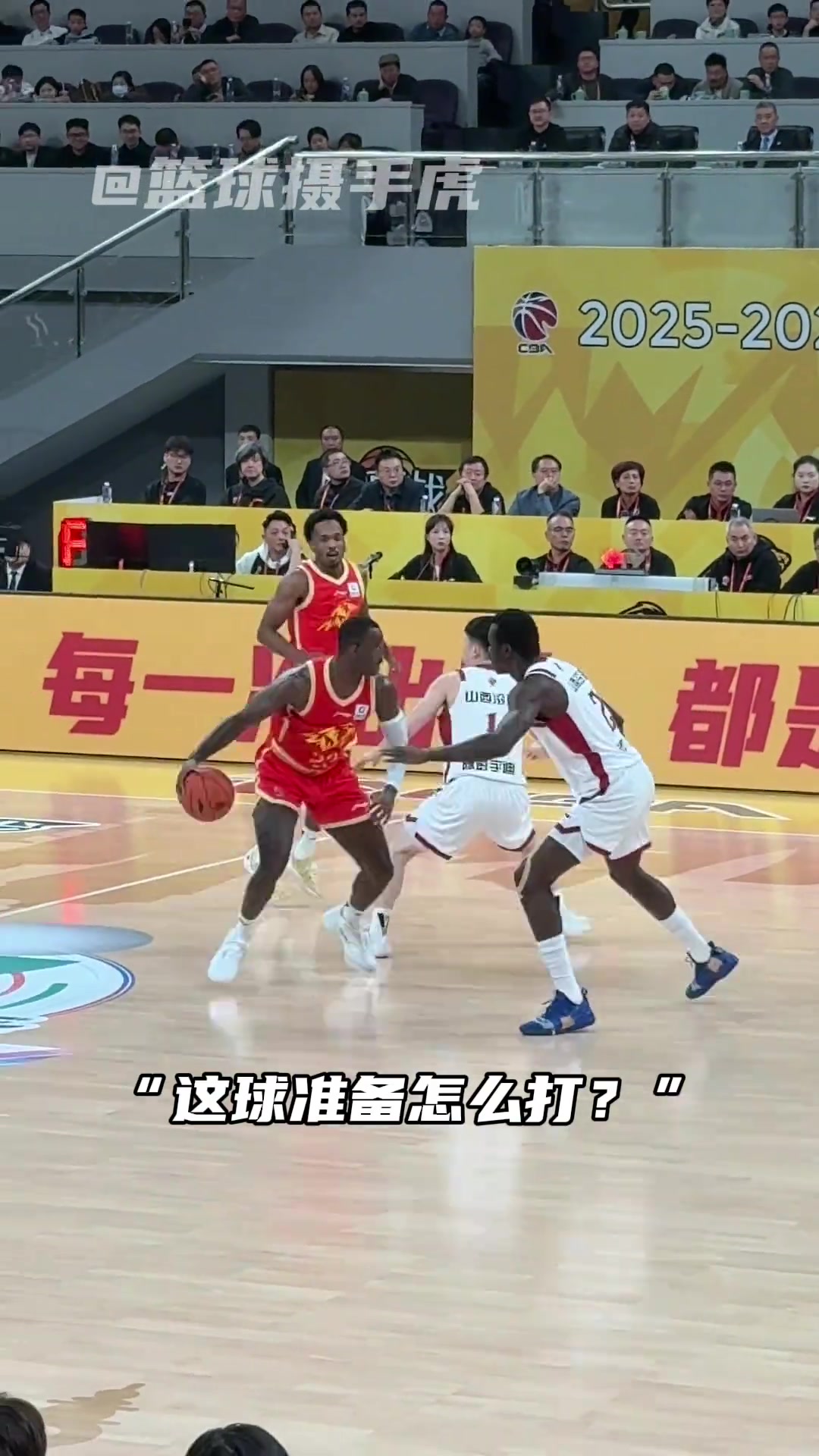 这球帅啊！桑普森变向晃倒对手，随后起飞单臂暴扣，霸王步庆祝！