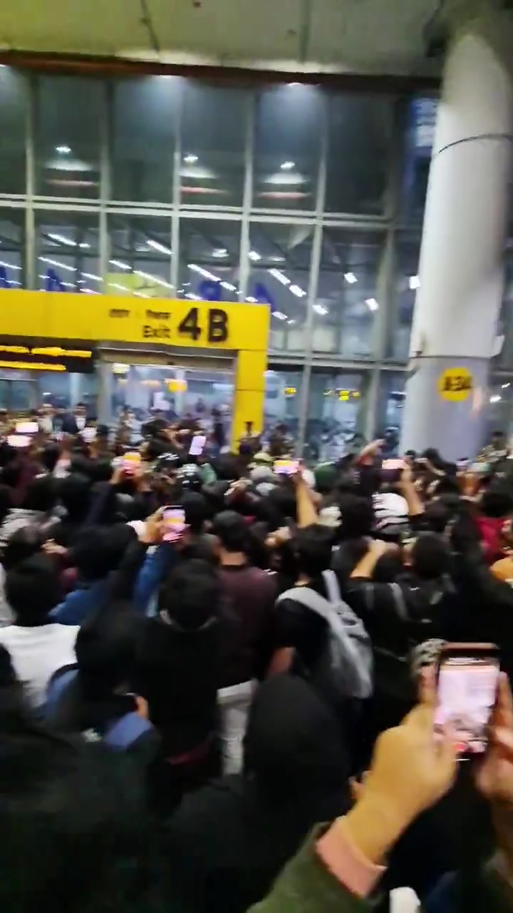 [今日精彩]梅西抵❗达印度！众多印度球迷接机齐喊高喊：Mes