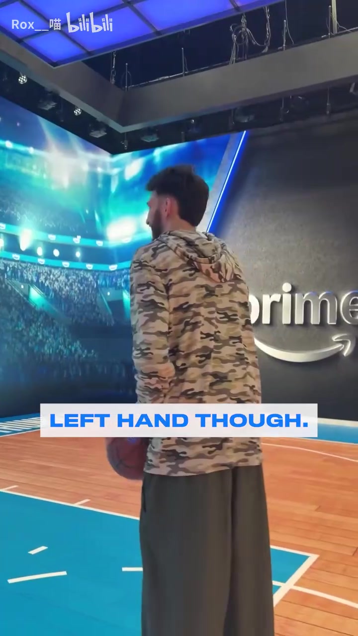 切特和格里芬演播室挑战花式投篮！切特左手比右手准？