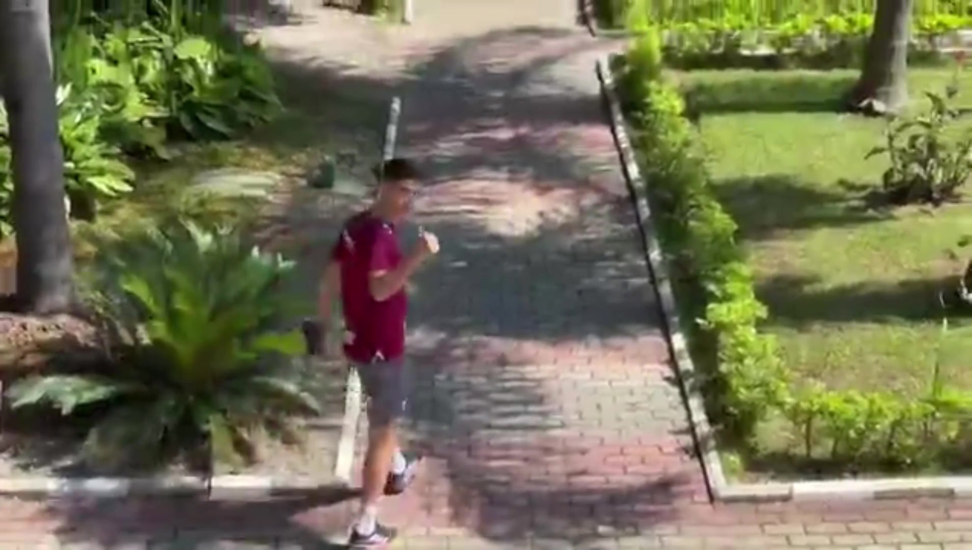 【值得一看】看起来精神还不错!球迷在路边拍到奥斯卡,二人友好 【值得一看】看起来精神还不错!球迷在路边拍到奥斯卡,二人友好