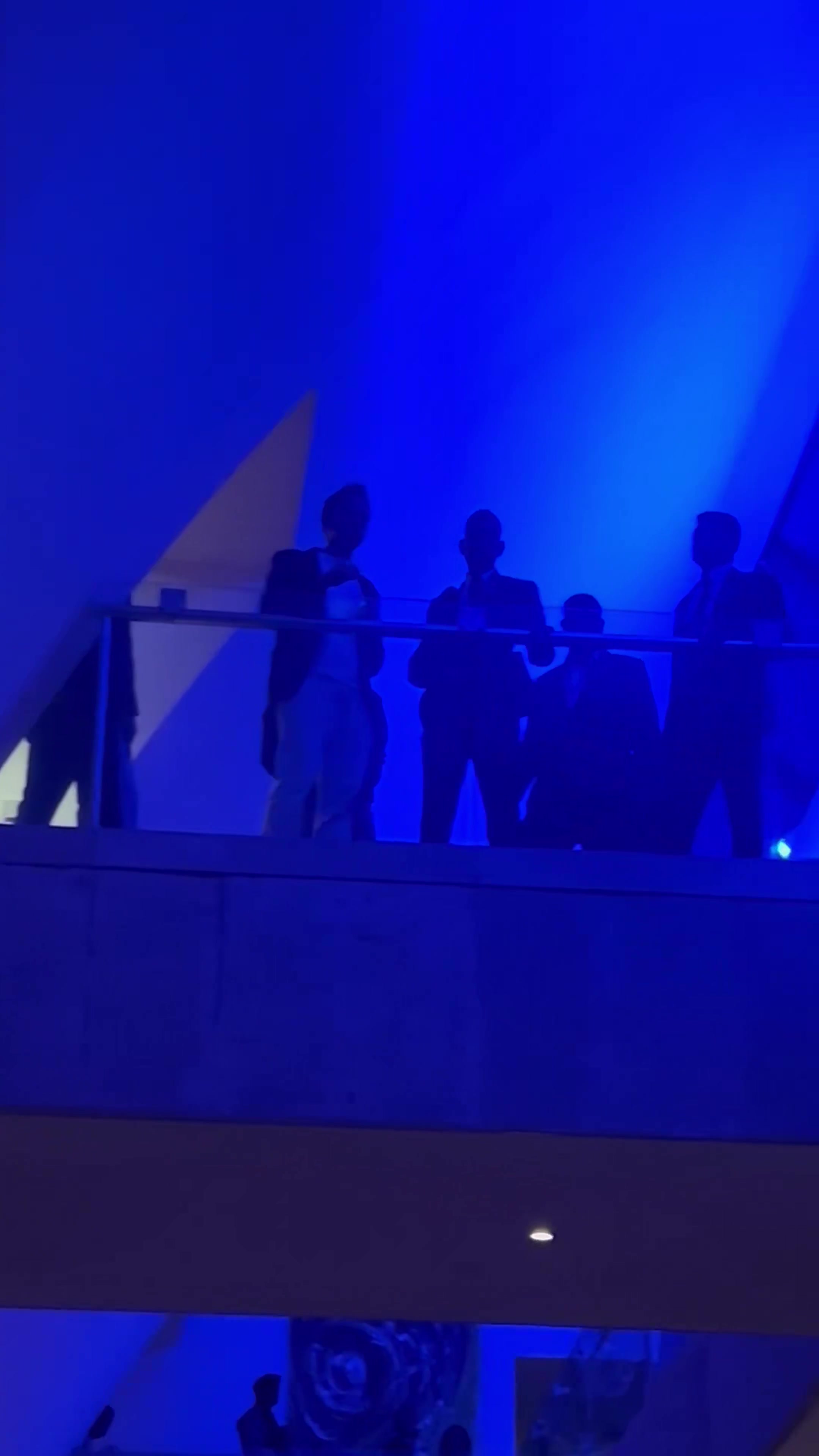 [足球]一些球迷闯入了梅西下榻的酒店，赛事方不得不进行劝说！