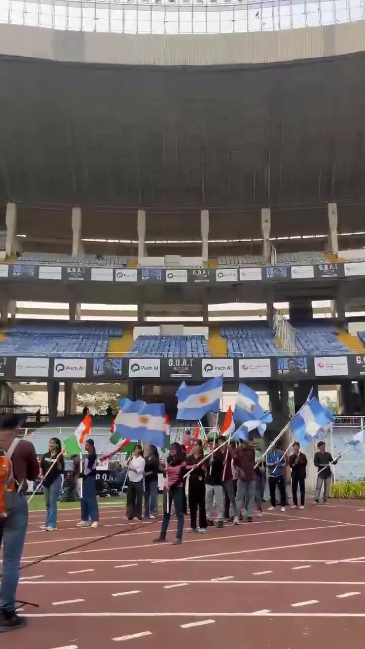 【你怎么看？】有点难评…赛事方在球场迎接梅西的现场准备和活动