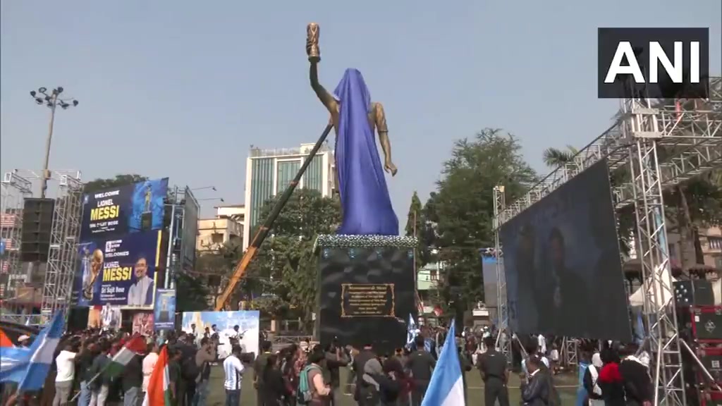 【今日视频】梅西通过远程屏幕揭开他的雕像，这雕像真的不太像梅西呀……