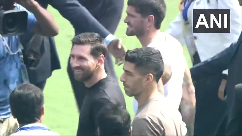 [你怎么看？]开心印度行！梅西抵达印度加尔各答盐湖体育场，现场有点混乱呀~