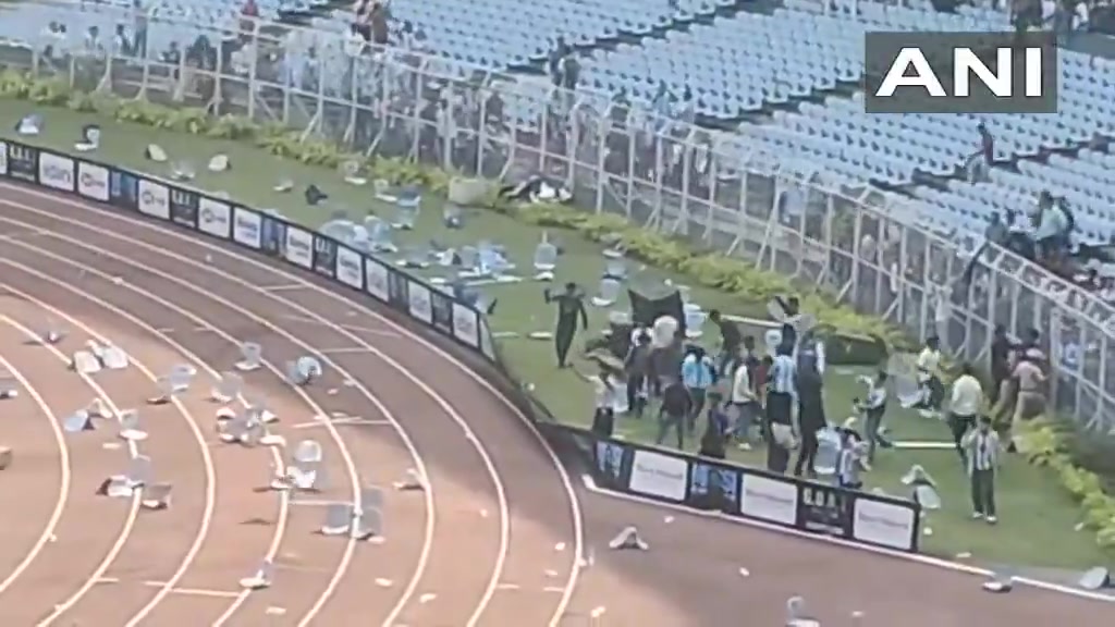 [视频]因梅西出场时间短，激进球迷往体育场里扔椅子泄愤，甚至