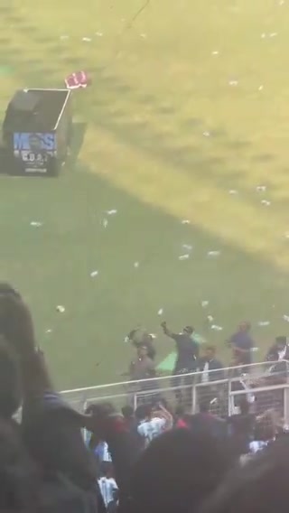 [有道理嘛?]梅西来了10分钟就走了！体育场内球迷开始扔瓶子、皮带、椅子！