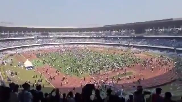 [视频/集锦]实拍：愤怒的印度球迷在体育场制造混乱，因梅西只停留了10分钟