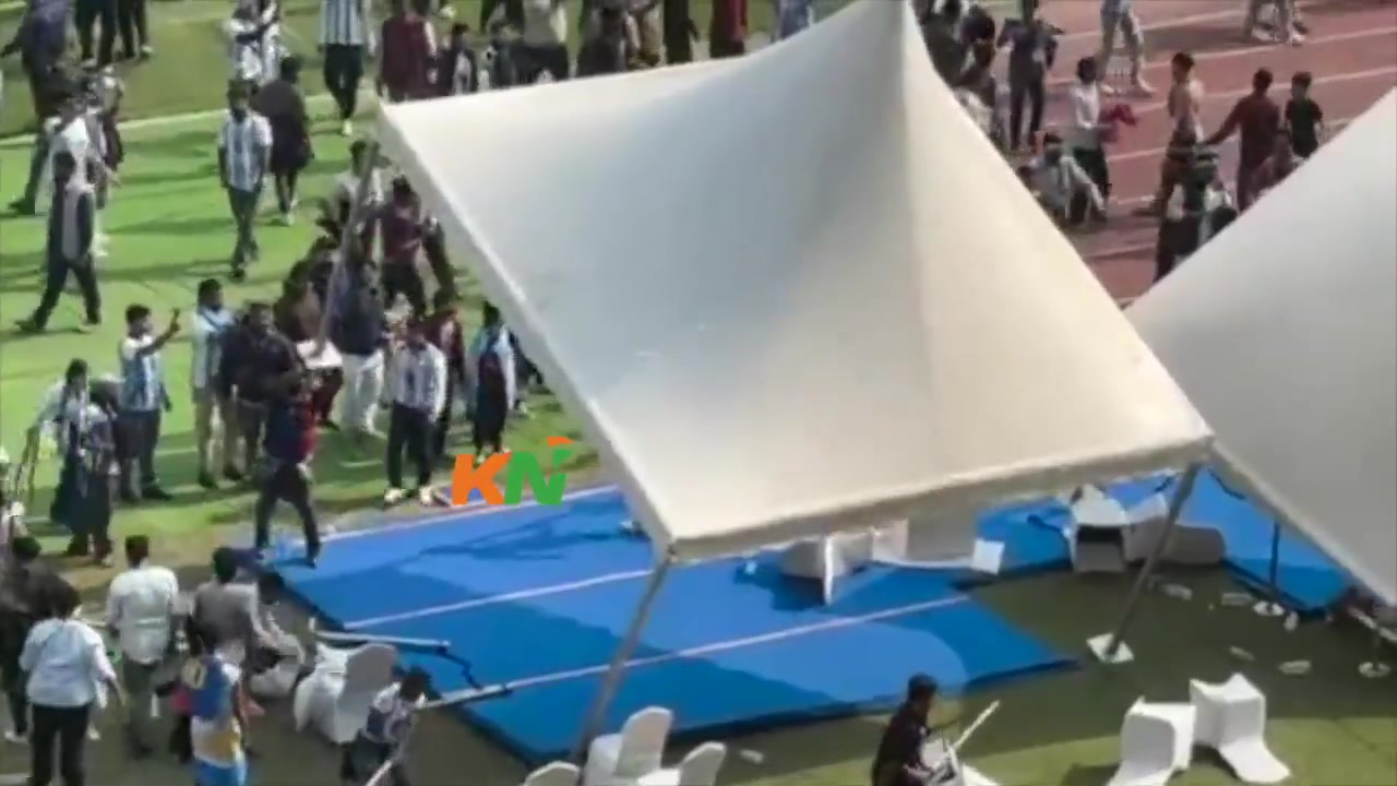 【梅西】因梅西提前离场怒火冲天！印度球迷冲进场内打砸设施！