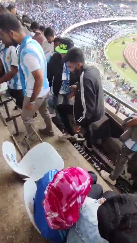 [迈阿密国际]现场实拍暴怒的印度球迷拆椅子泄愤