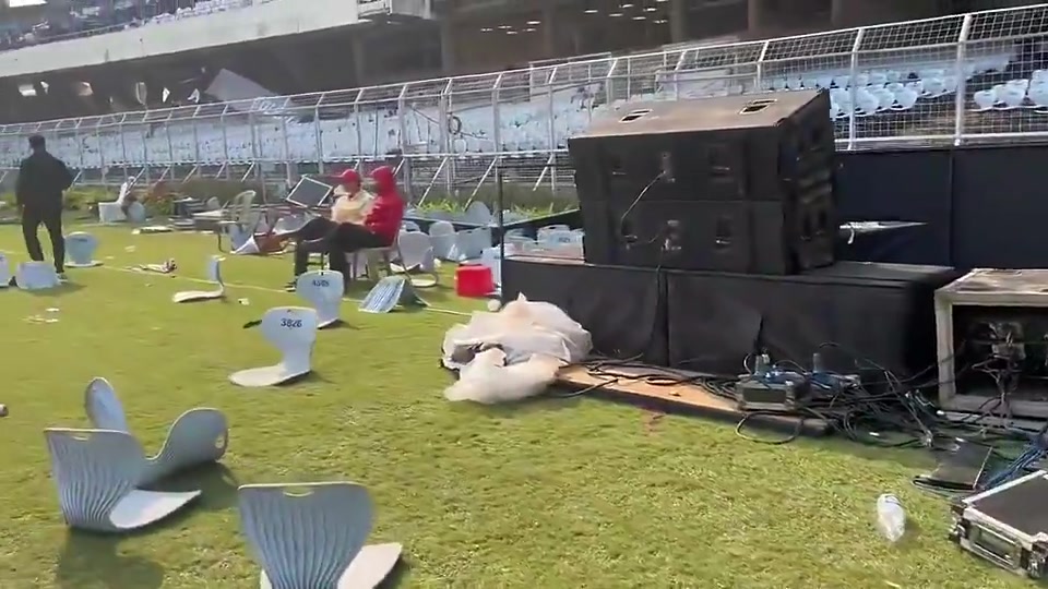 [推荐视频]梅西离开后一片狼藉！记者晒印度球场现状：遍地瓶子