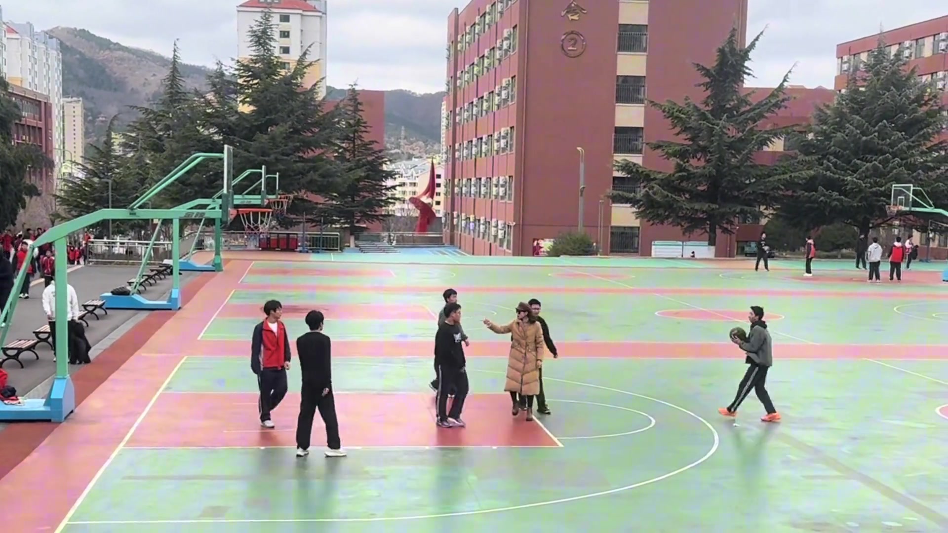 【有道理嘛?】我小时候就缺一个这么好的美女体育老师，不然早就登陆NBA了~