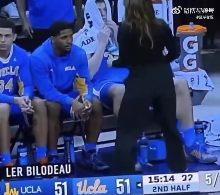 [推荐]NCAA场边，一位身材极佳的美女在球员面前做蹲起，这