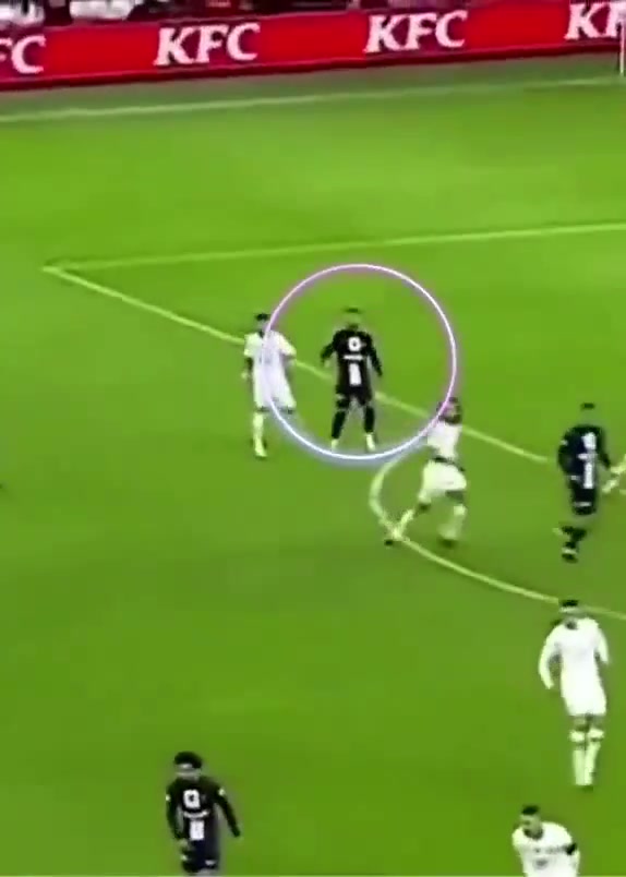 拉莫斯：梅西，传球给我！梅西：给你