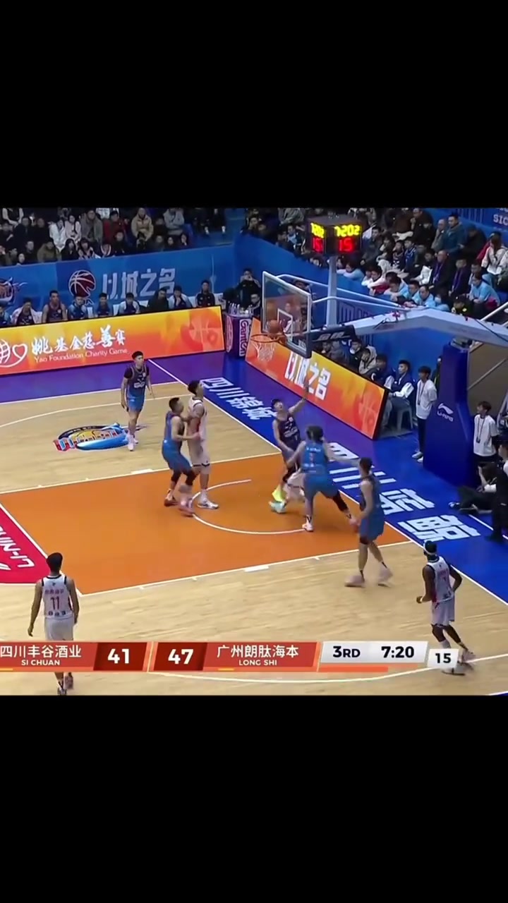 控制情绪呀！郭艾伦不满判罚与裁判产生激烈争执，被队友及时拉住