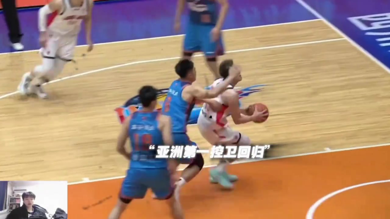 太帅了！郭艾伦这记突破真有欧文的影子，解说孙世睿忍不住惊呼！
