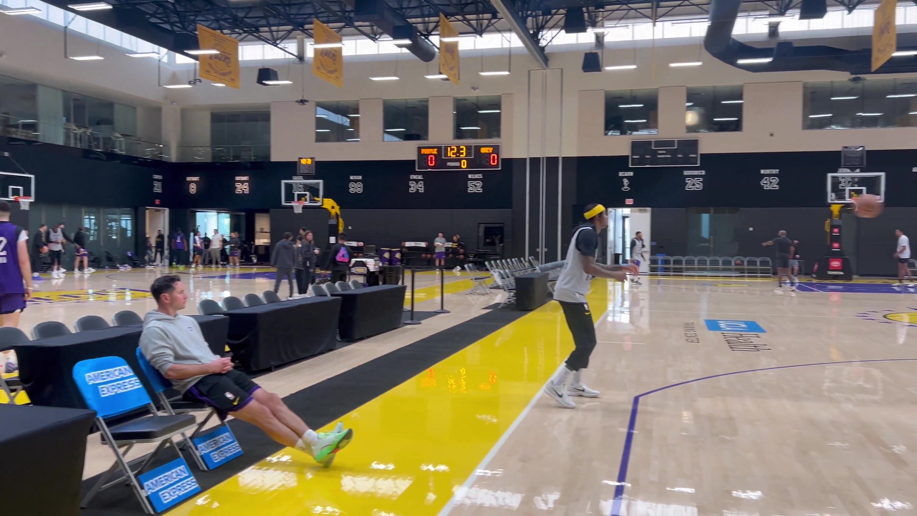 [你怎么看？]湖人今日进行训练~范德彪还是没有放弃练习三分啊