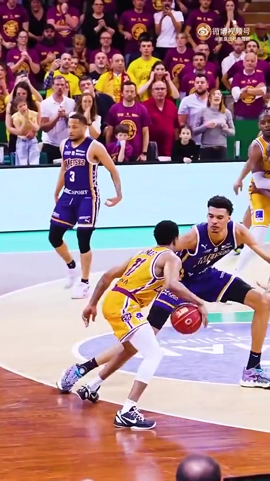 [体育视频]身高差距过于悬殊！没想到文班亚马也有这么被军训的