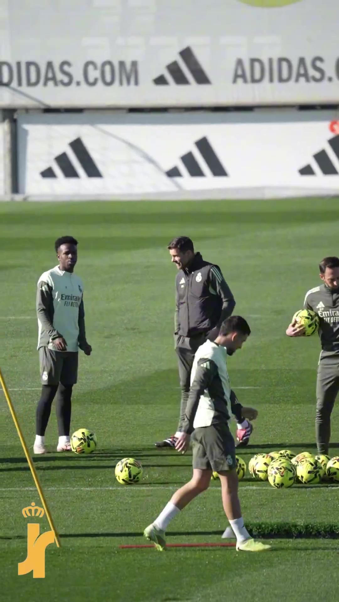 【体育头条】良师益友！阿隆索与维尼修斯玩传球+聊天