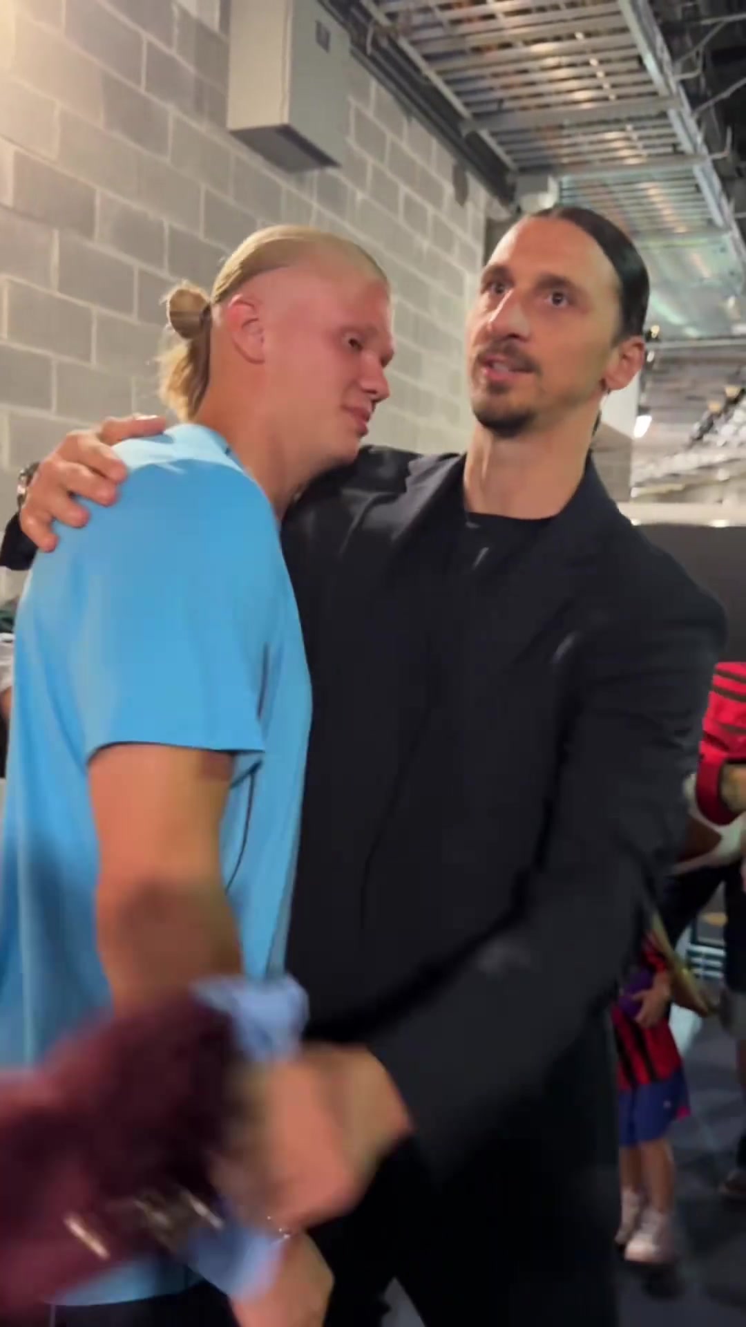 【视频】在伊布面前，哈兰德就像个害羞的小迷弟