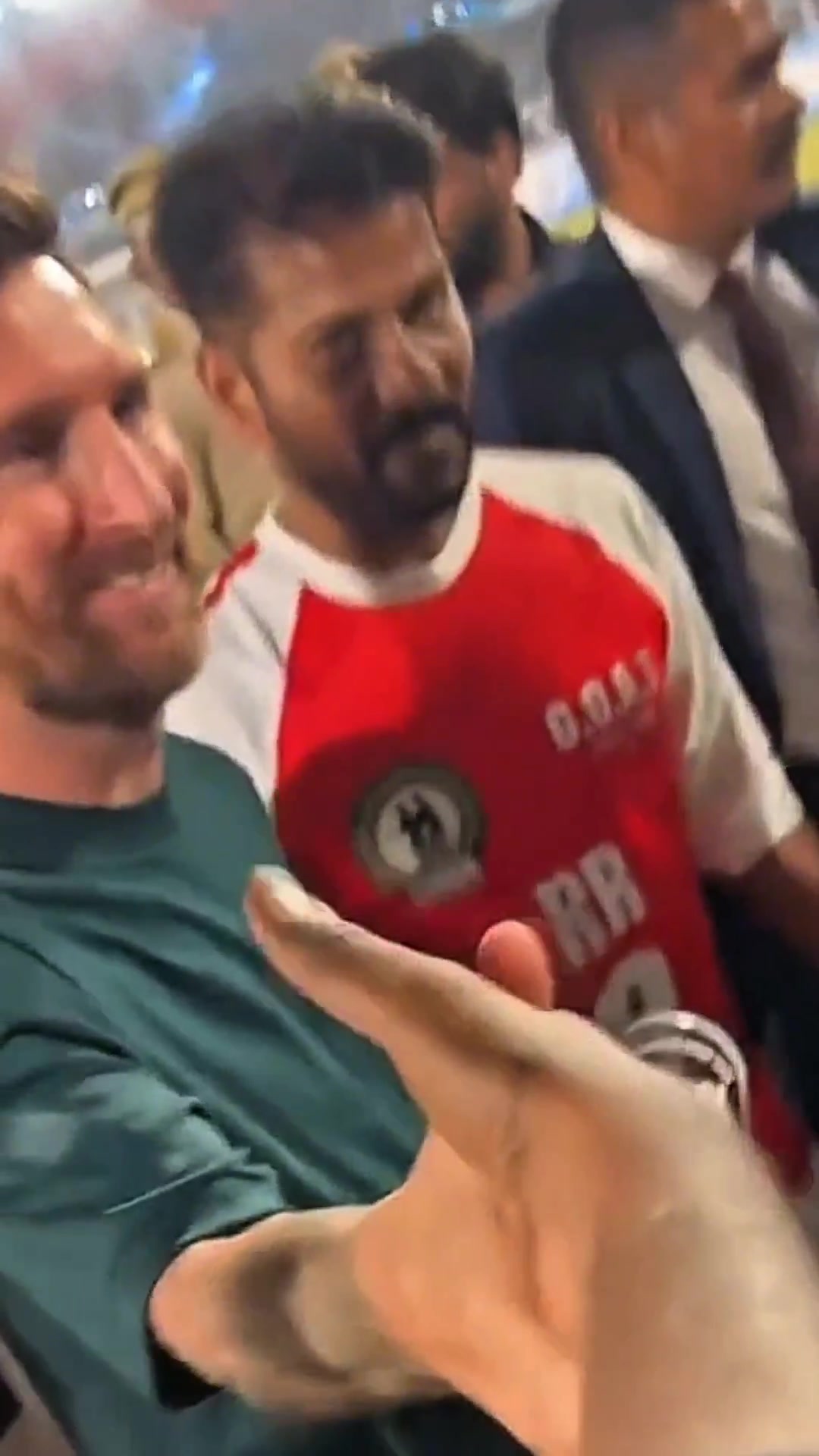 [球迷看点]付钱了吗？有人和梅西握手后印度部长很生气