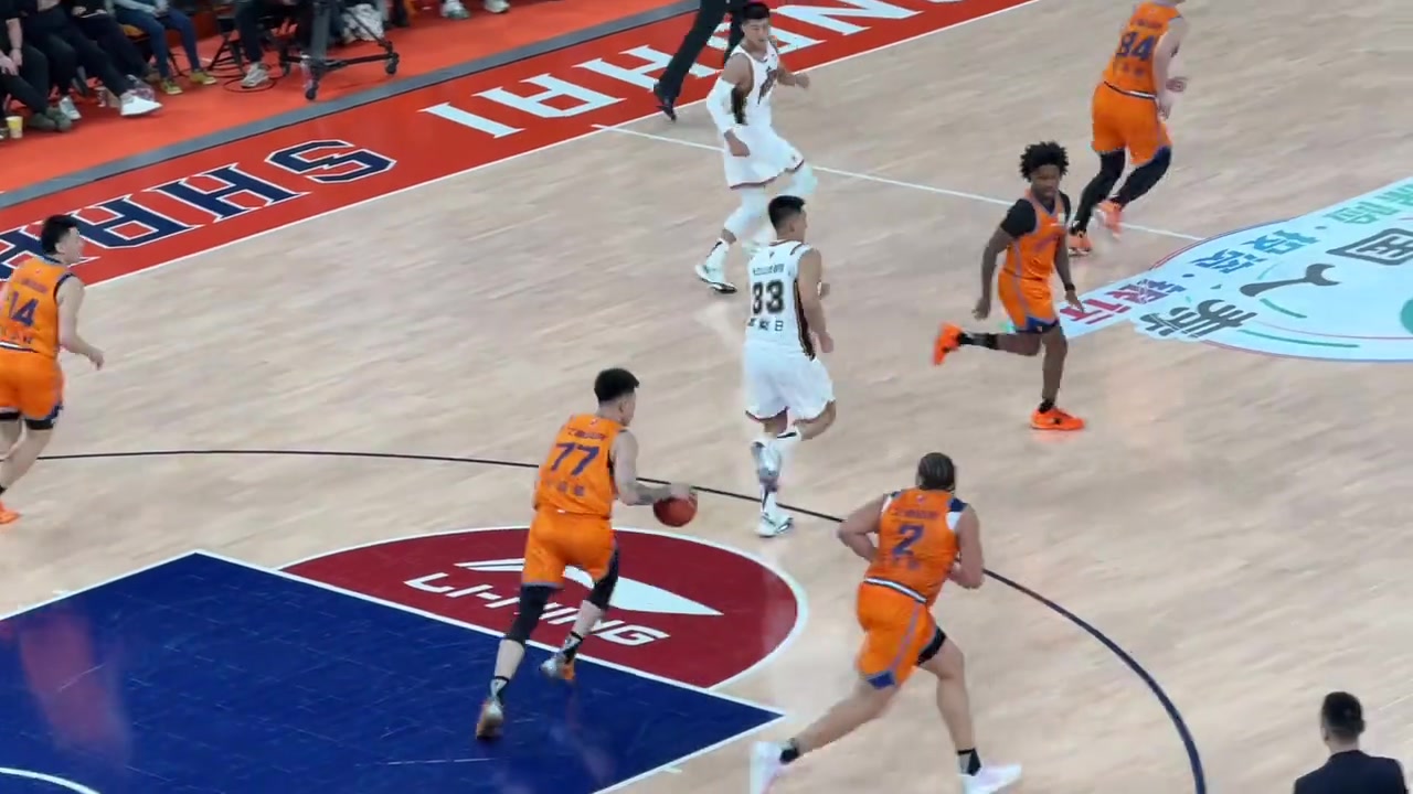 轰炸机起飞！张镇麟接球攻框双手滑翔暴扣，主场球迷一片欢呼！